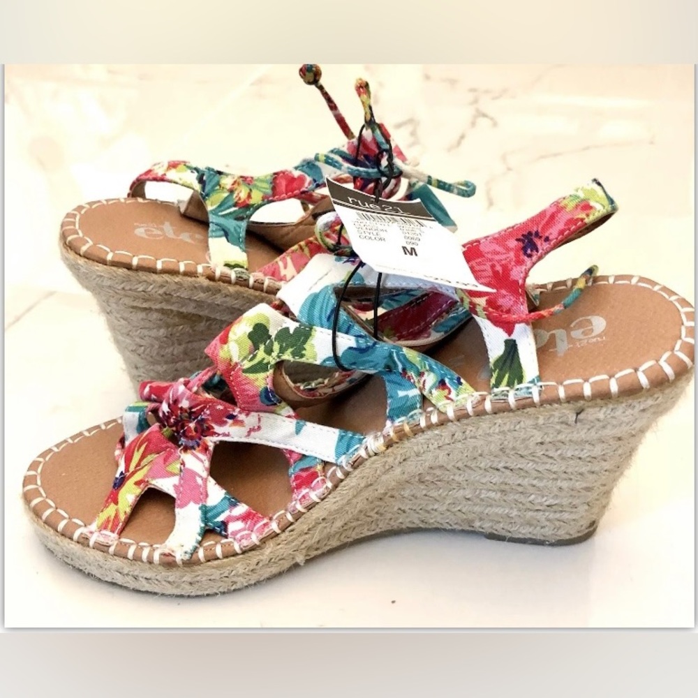 Women Strappy Lace Up High Heel Wedge Sandals Tropical Print Size 7/8 NWT